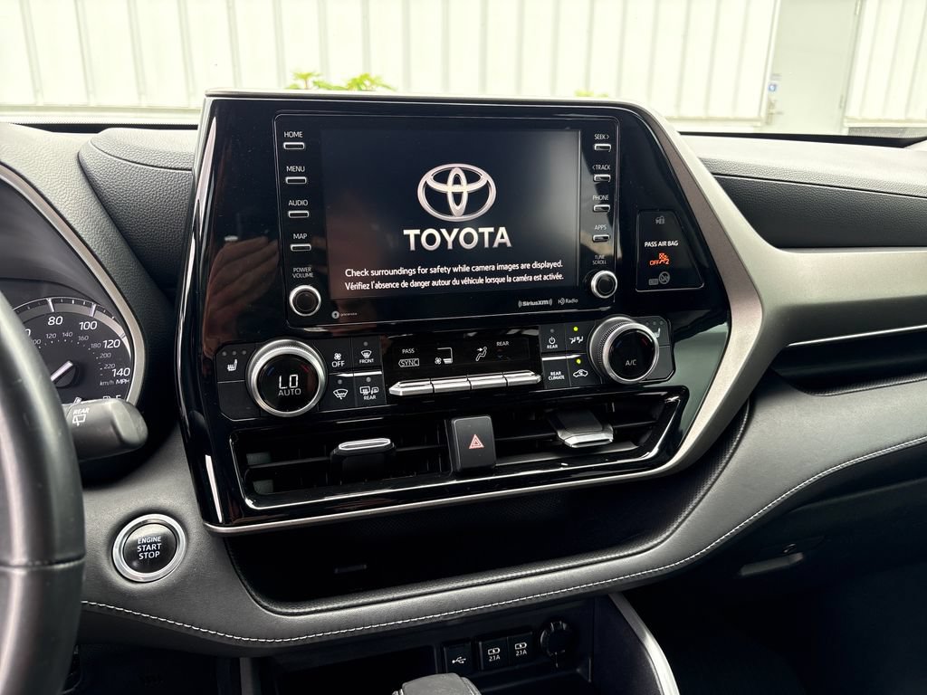 Used 2020 Toyota Highlander XLE AWD/4WD image 19