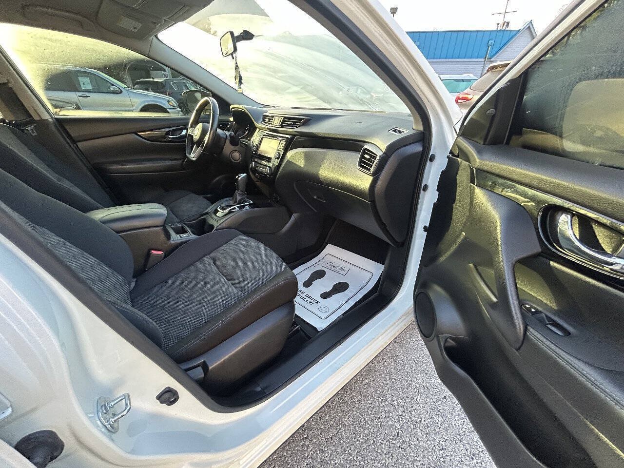 Used 2017 Nissan Rogue Sport SV w/ SV Premium Package AWD/4WD image 9