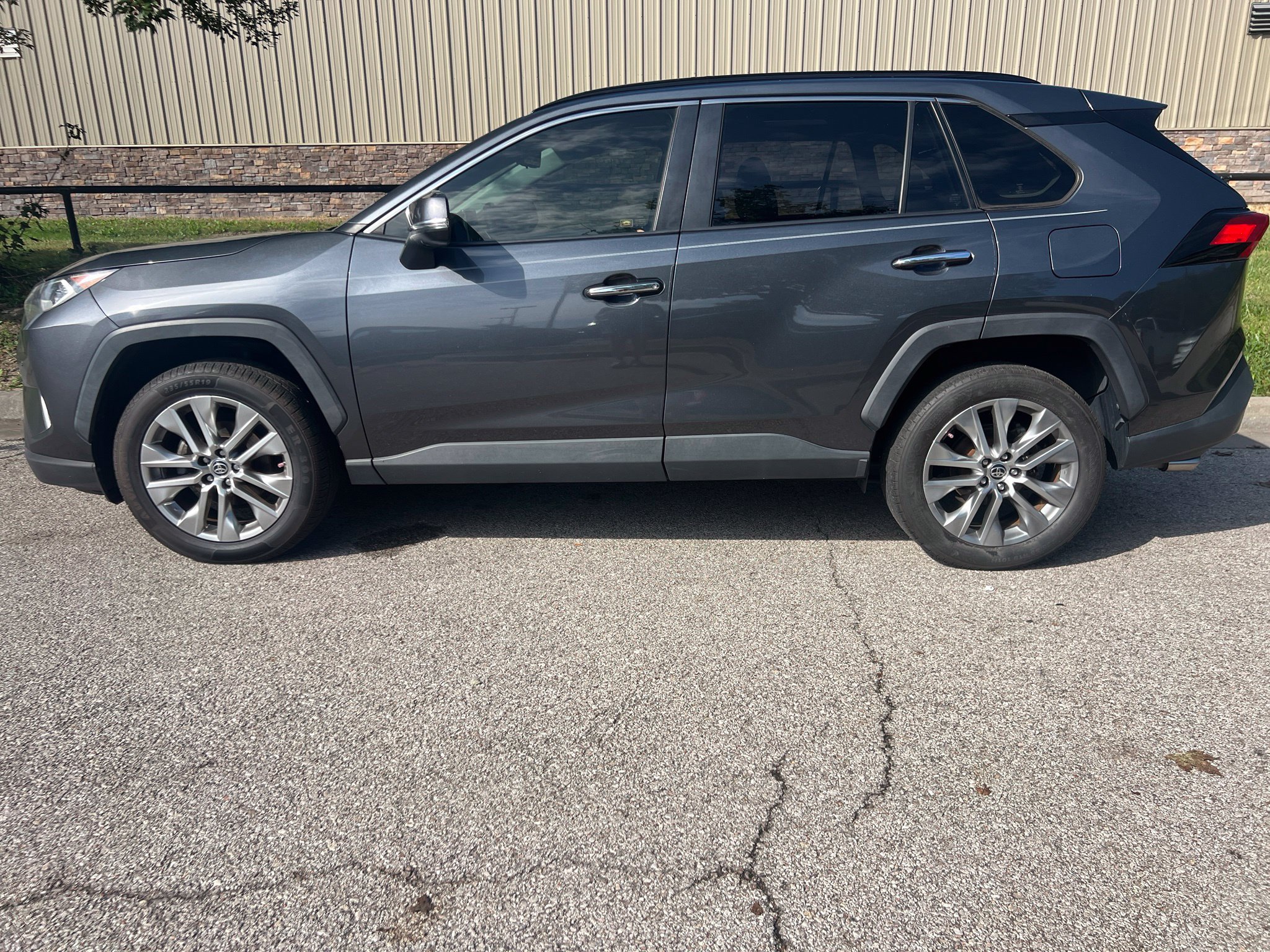 Used 2019 Toyota RAV4 Limited w/ Advanced Technology Package FWD image 9