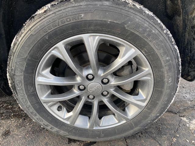 Used 2019 Jeep Cherokee Latitude Plus w/ Comfort/Convenience Group image 12