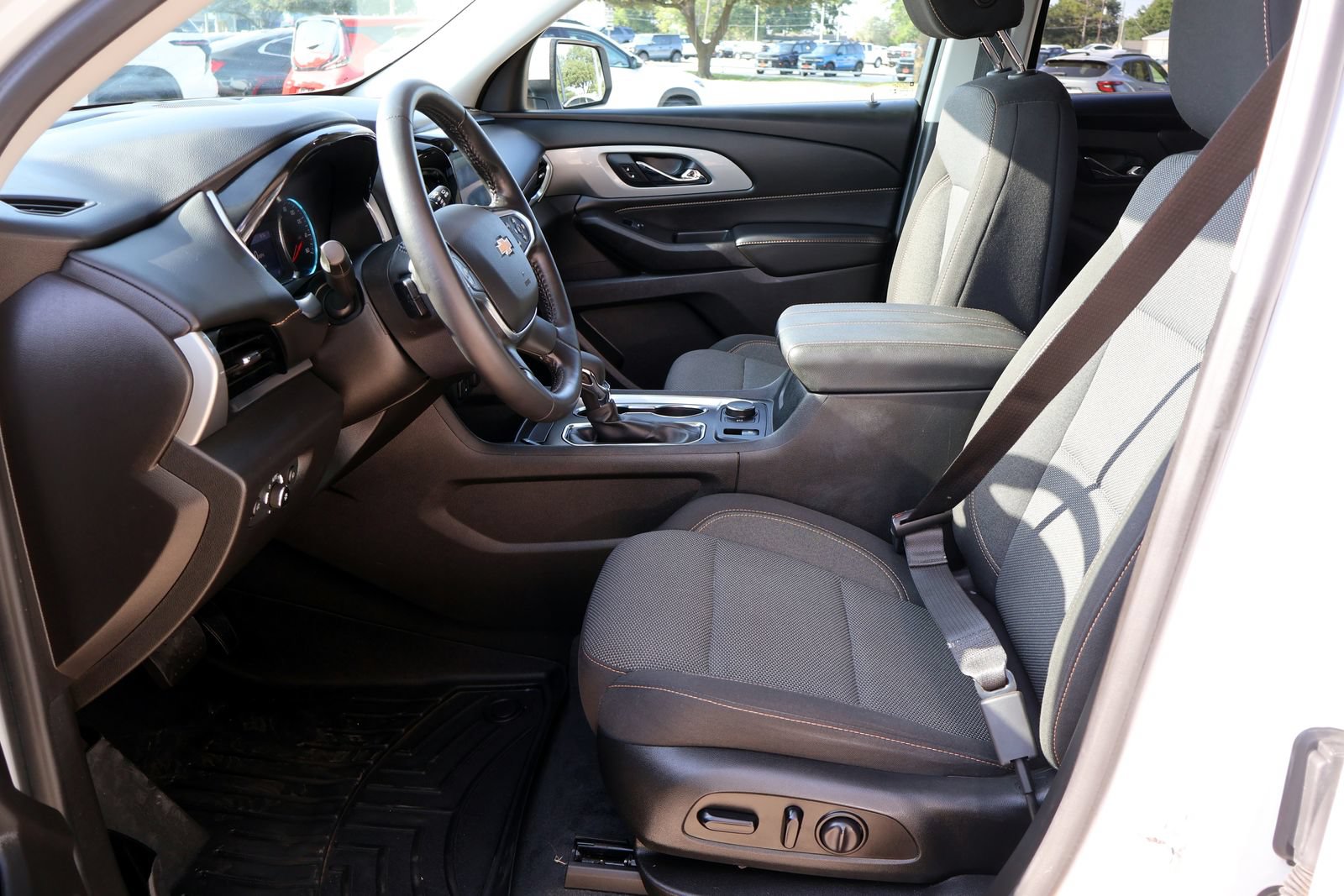 Used 2021 Chevrolet Traverse LT FWD image 19