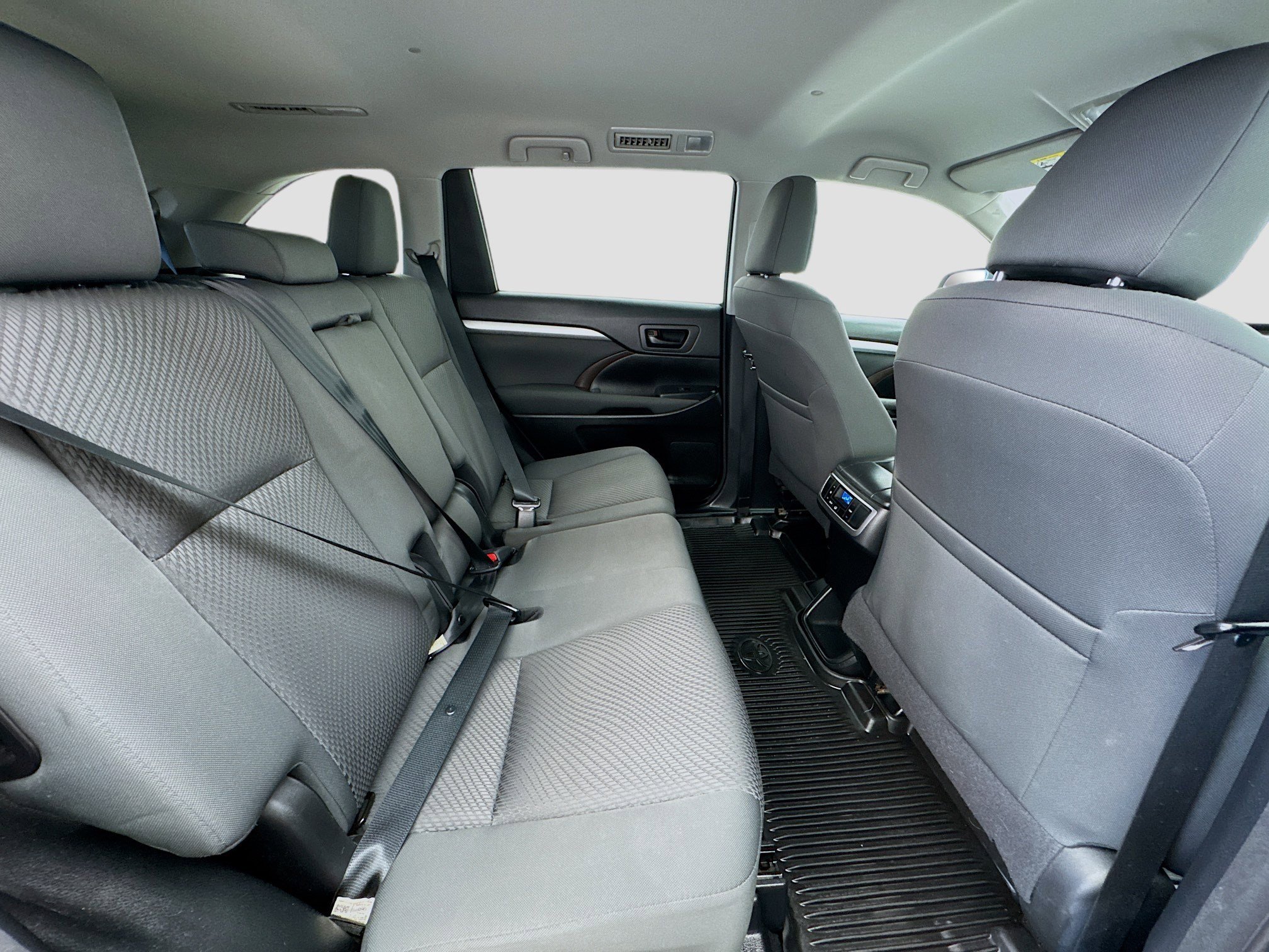 Used 2018 Toyota Highlander LE image 19