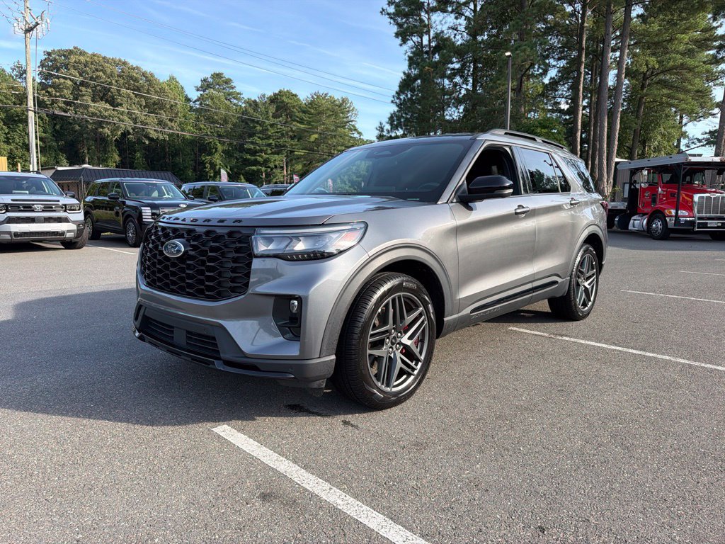Used 2025 Ford Explorer ST-Line w/ ST-Line Street Pack AWD/4WD image 2