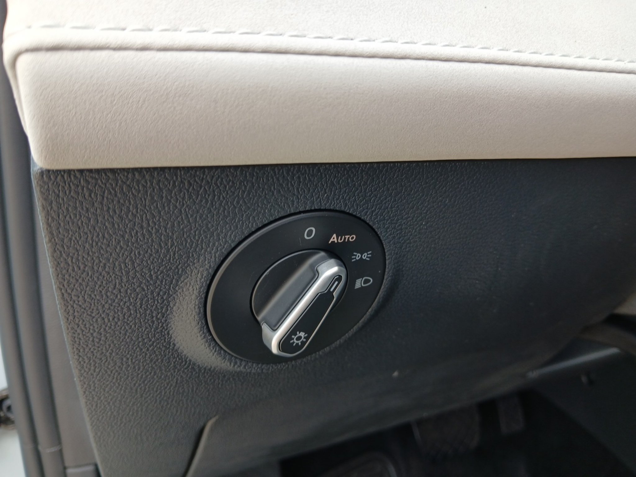 New 2027 Volkswagen Taos SE FWD image 11