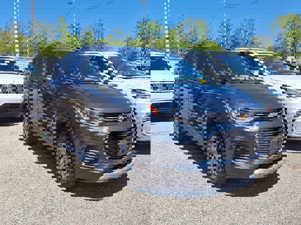 Used 2022 Chevrolet Trax LT w/ LT Convenience Package image 6