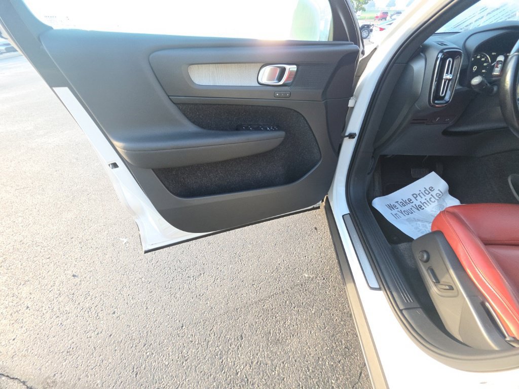 Used 2019 Volvo XC40 T4 Inscription FWD image 13