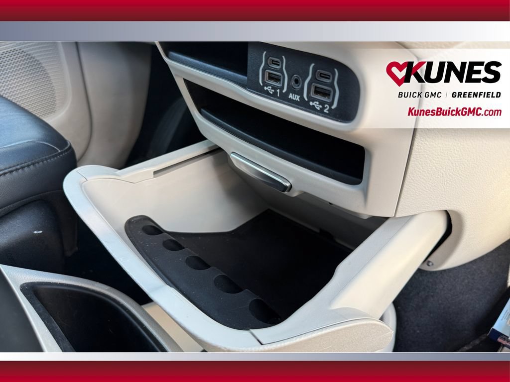 Used 2024 Chrysler Pacifica Touring-L FWD image 40