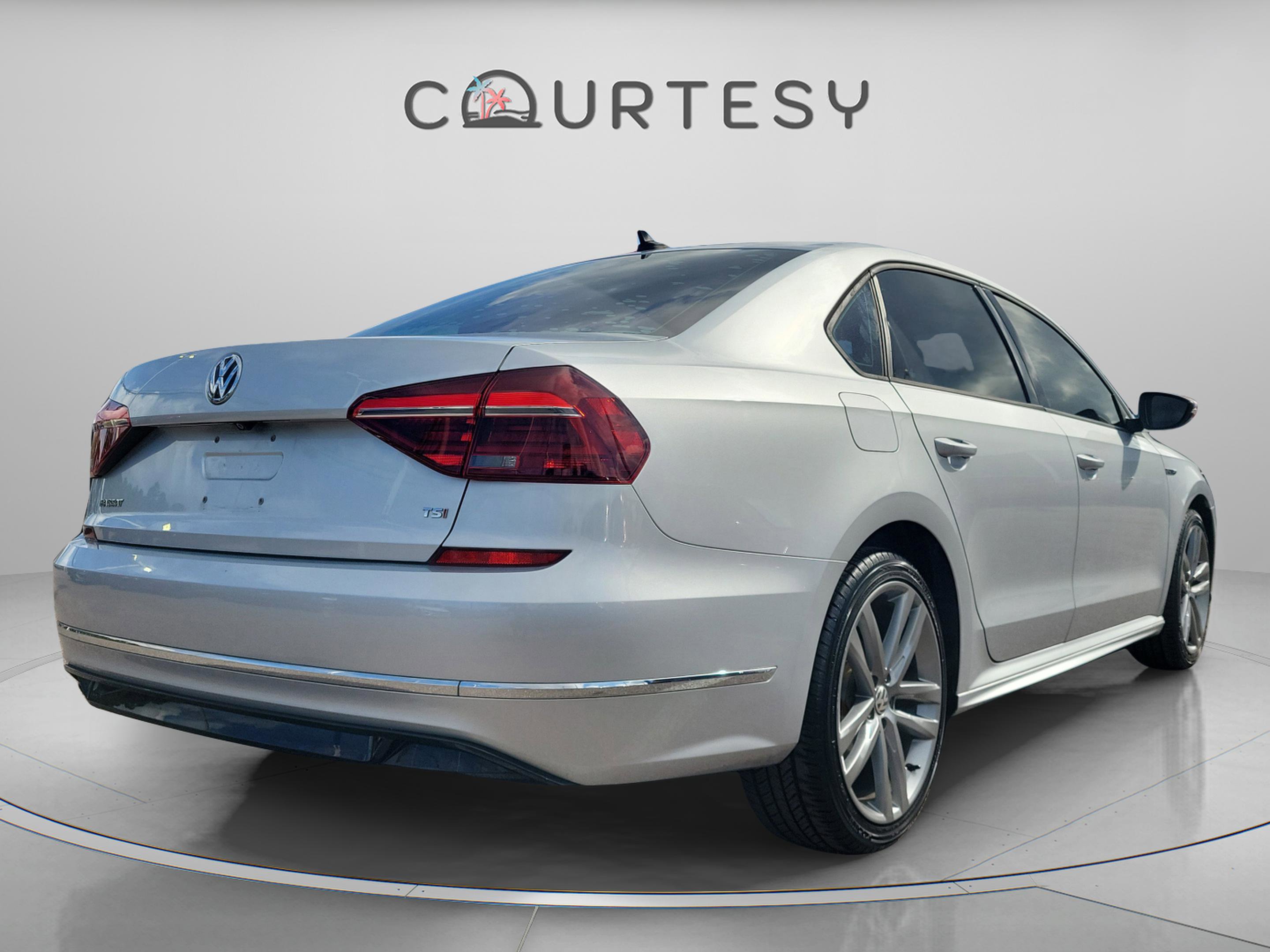 Used 2018 Volkswagen Passat 2.0T R-Line w/ R-Line Lighting Package image 3