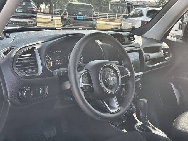 Used 2023 Jeep Renegade Latitude AWD/4WD image 10