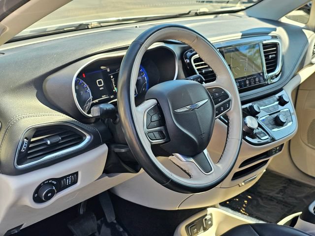 Used 2020 Chrysler Pacifica Limited w/ Tire & Wheel Group FWD image 18
