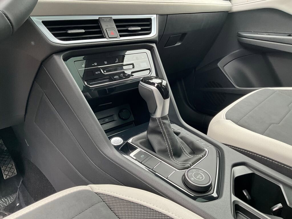 New 2025 Volkswagen Taos SE image 19