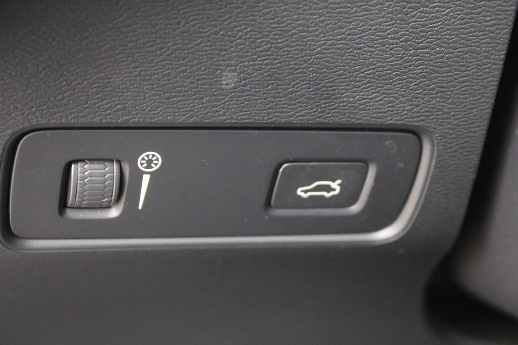 Used 2021 Volvo XC40 T5 R-Design image 27