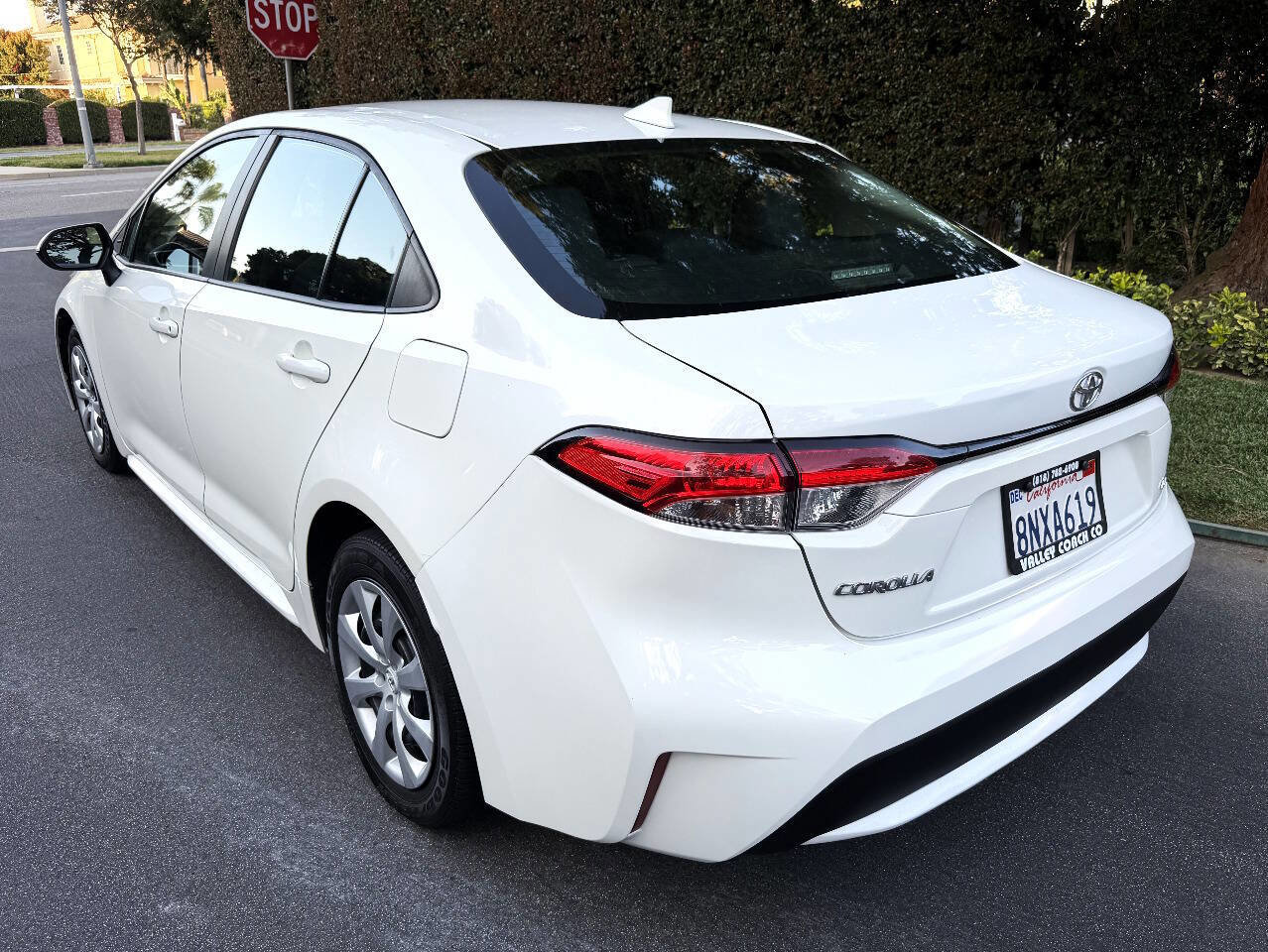Used 2020 Toyota Corolla LE w/ Carpet Mat Package (TMS) FWD image 4