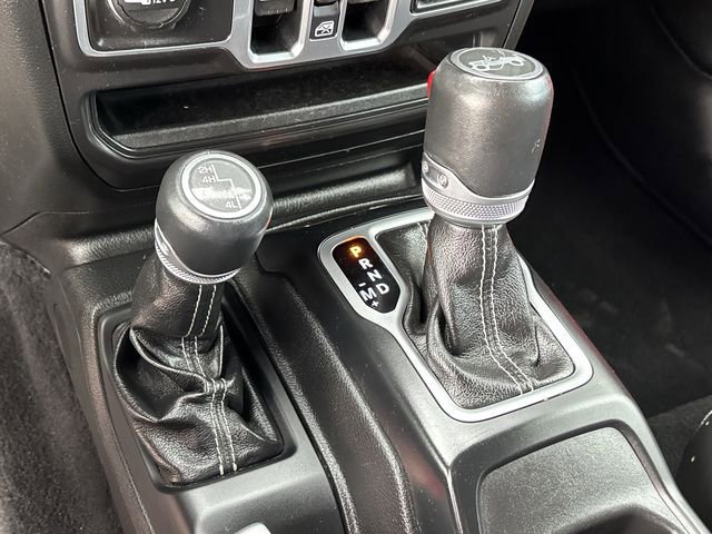 Used 2018 Jeep Wrangler Unlimited Sahara w/ Cold Weather Group image 19