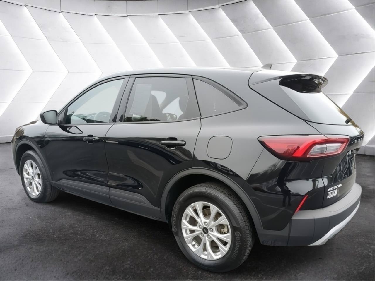 Used 2025 Ford Escape Active AWD/4WD image 3