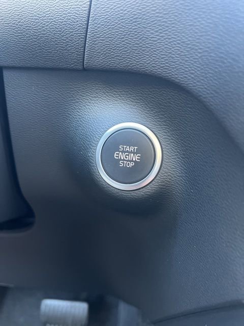 Used 2025 Volvo XC40 B5 Core image 18