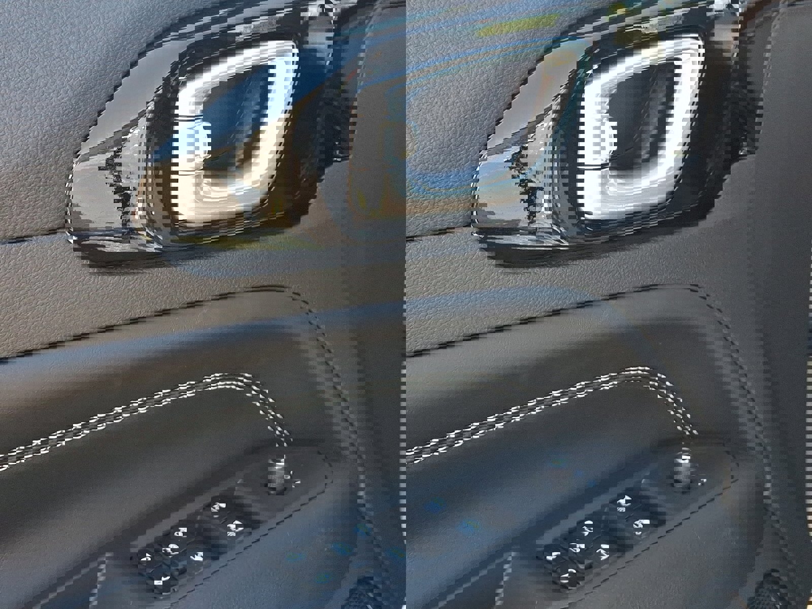 Used 2024 Jeep Compass Latitude w/ Convenience Group image 12