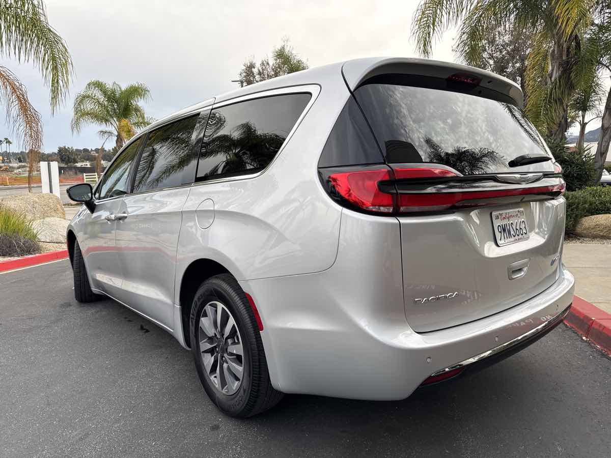 Used 2024 Chrysler Pacifica Select FWD image 19