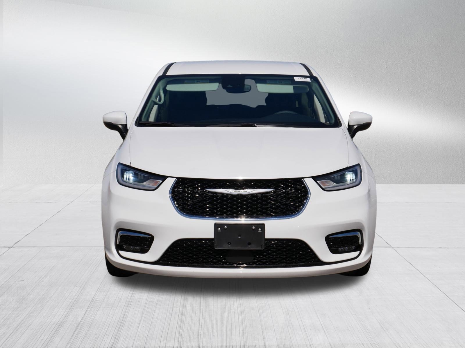 Used 2023 Chrysler Pacifica Touring-L FWD image 2