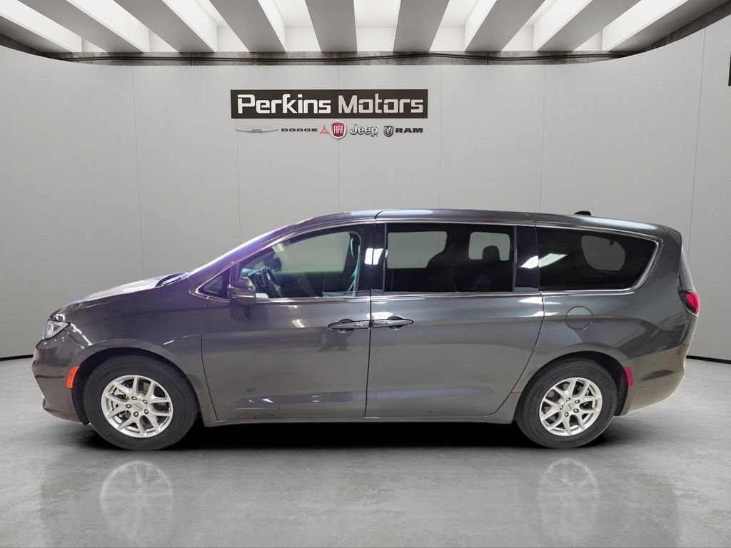Certified 2023 Chrysler Pacifica Touring-L image 2