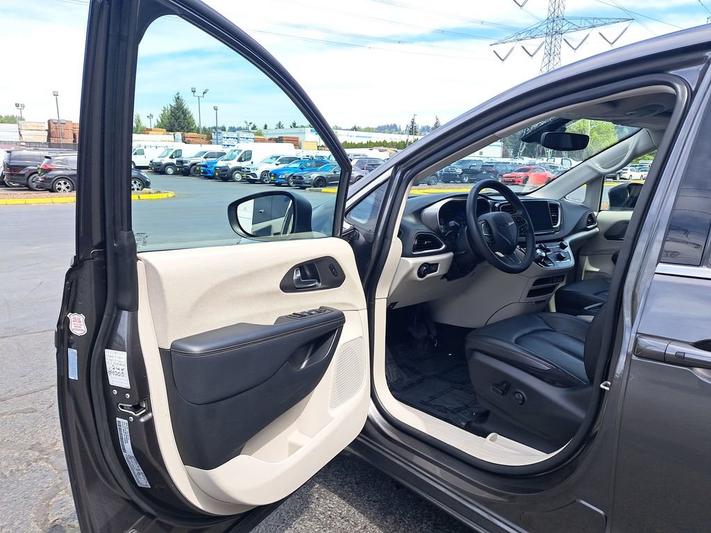 Used 2023 Chrysler Pacifica Touring-L FWD image 10