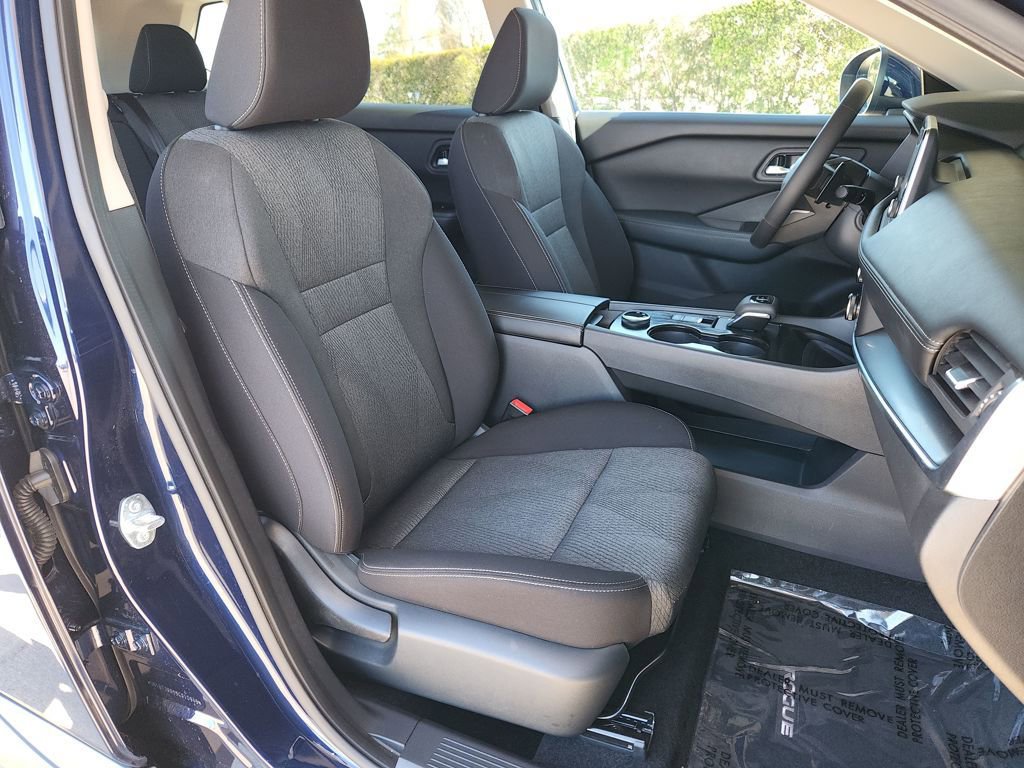 Used 2025 Nissan Rogue SV image 15