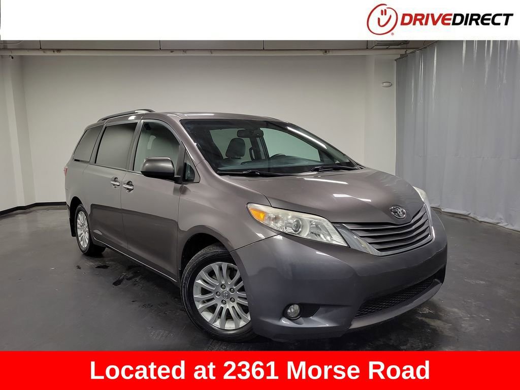 Used 2017 Toyota Sienna XLE image 1