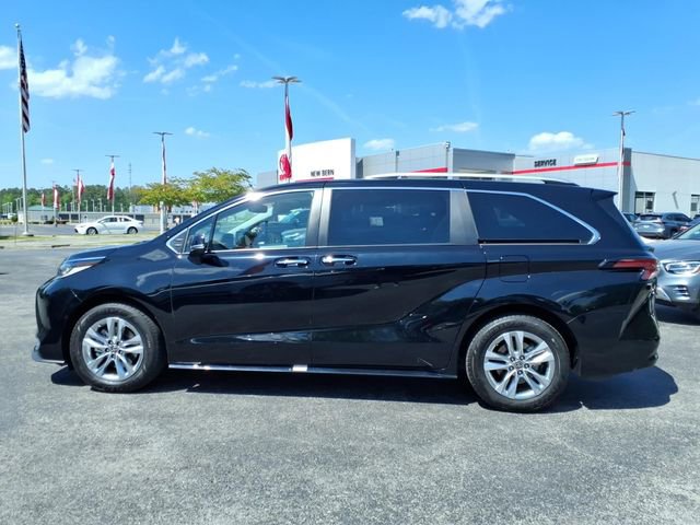Used 2022 Toyota Sienna Limited FWD image 3
