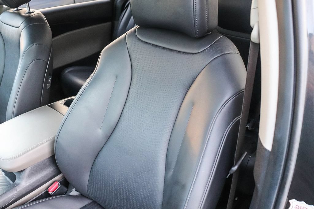 Used 2025 Kia Carnival FWD image 28