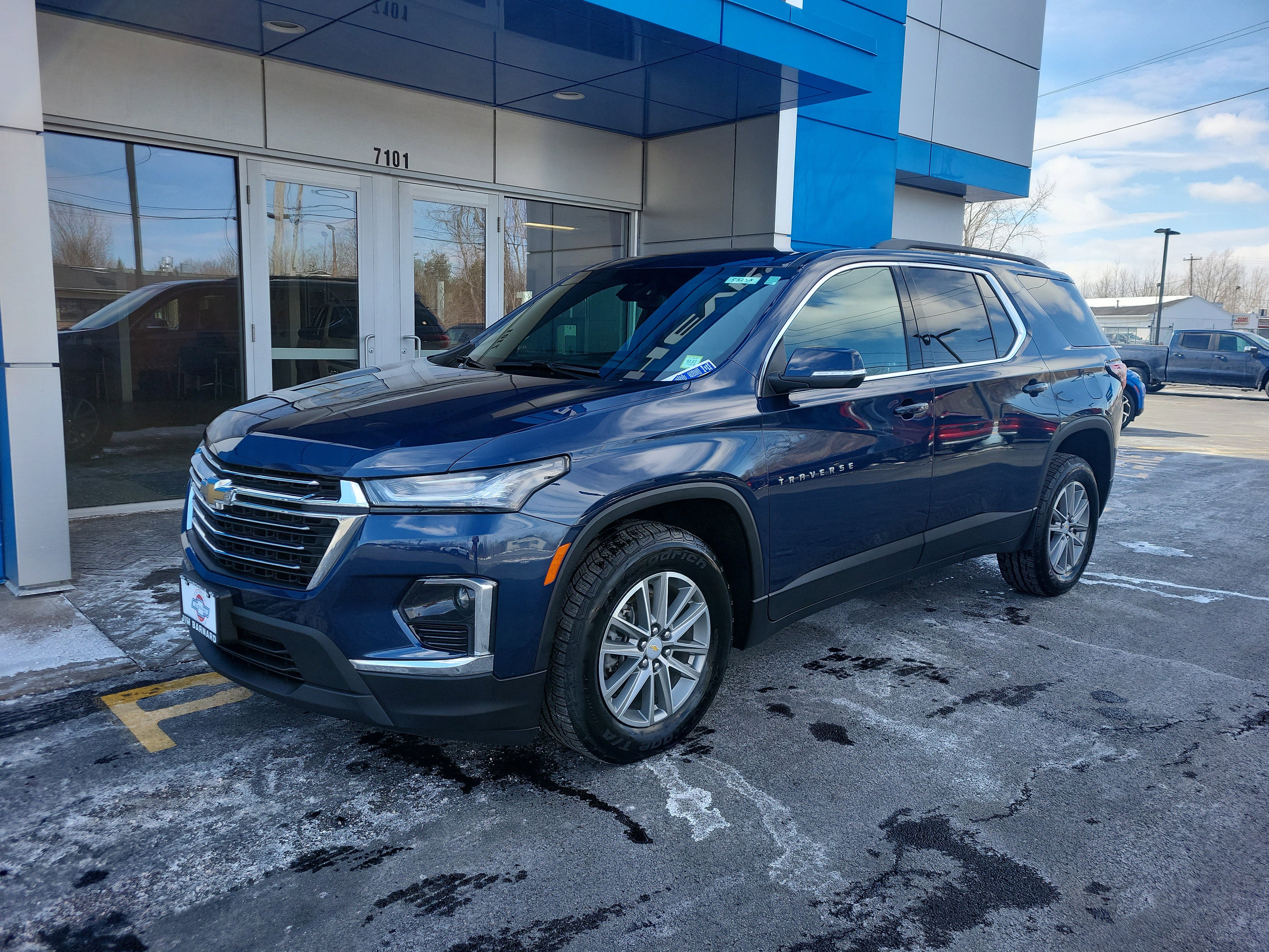 Certified 2022 Chevrolet Traverse LT image 2