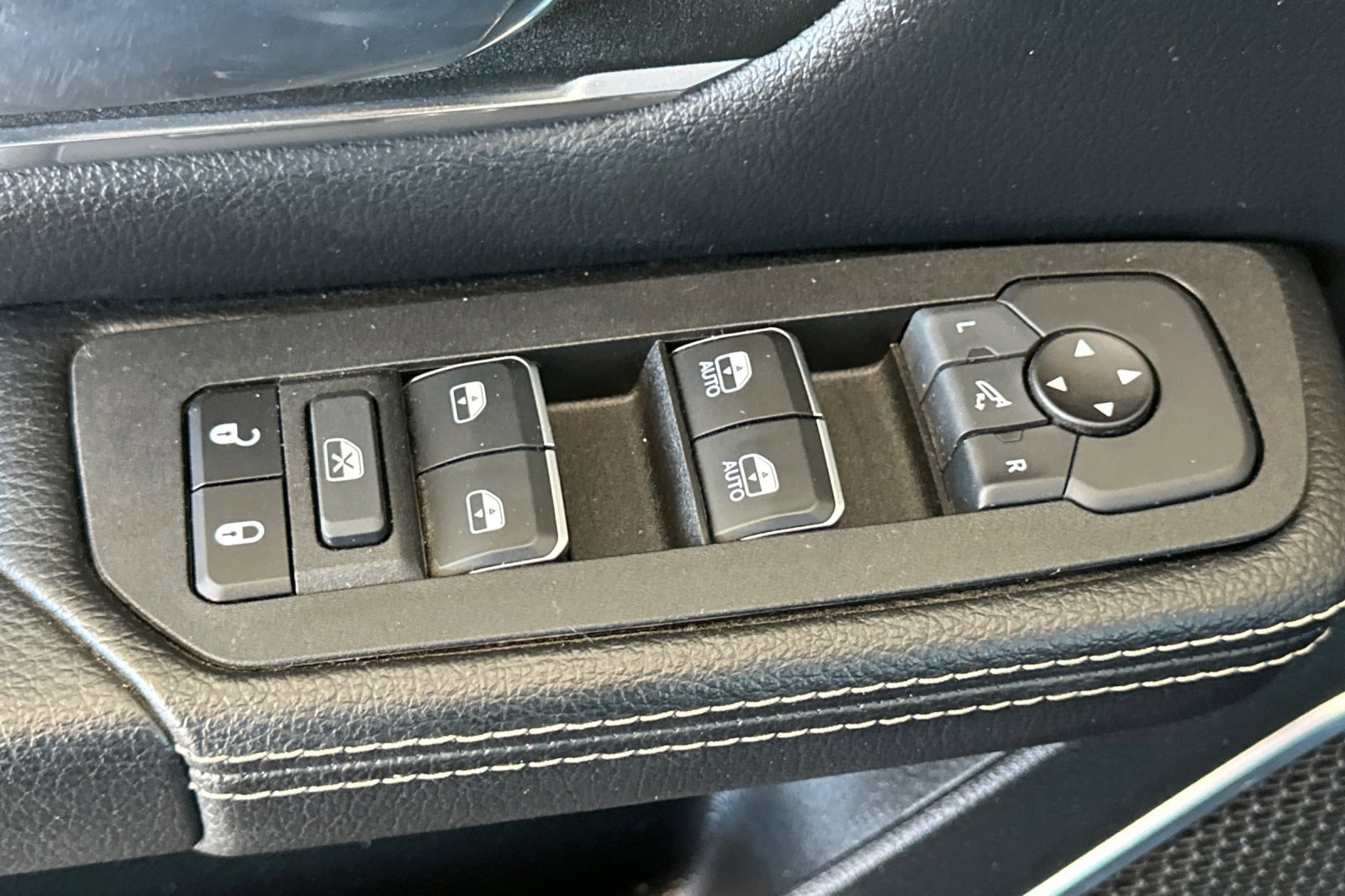 Used 2025 RAM 1500 Laramie image 12