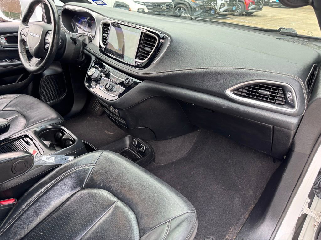 Used 2021 Chrysler Pacifica Touring-L w/ Premium & Safety Sphere Group FWD image 17
