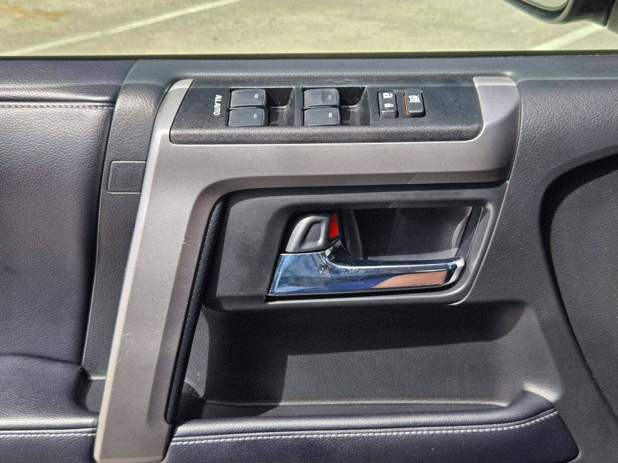 Used 2019 Toyota 4Runner SR5 AWD/4WD image 12