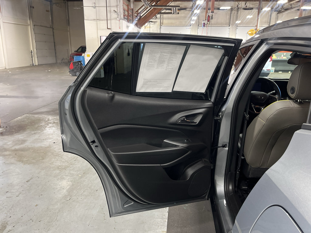Used 2025 Chevrolet Trax ACTIV w/ Sunroof Package FWD image 21