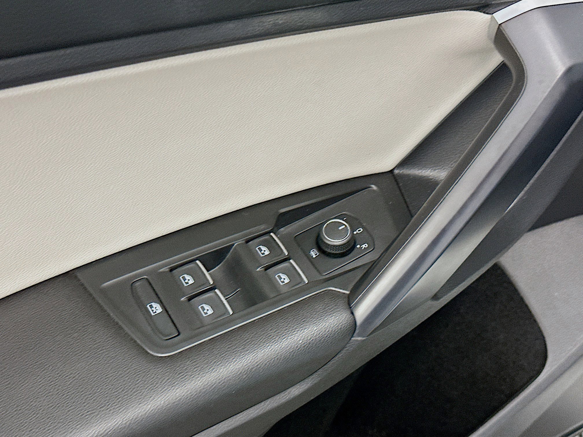 Used 2021 Volkswagen Tiguan SE R-Line image 15