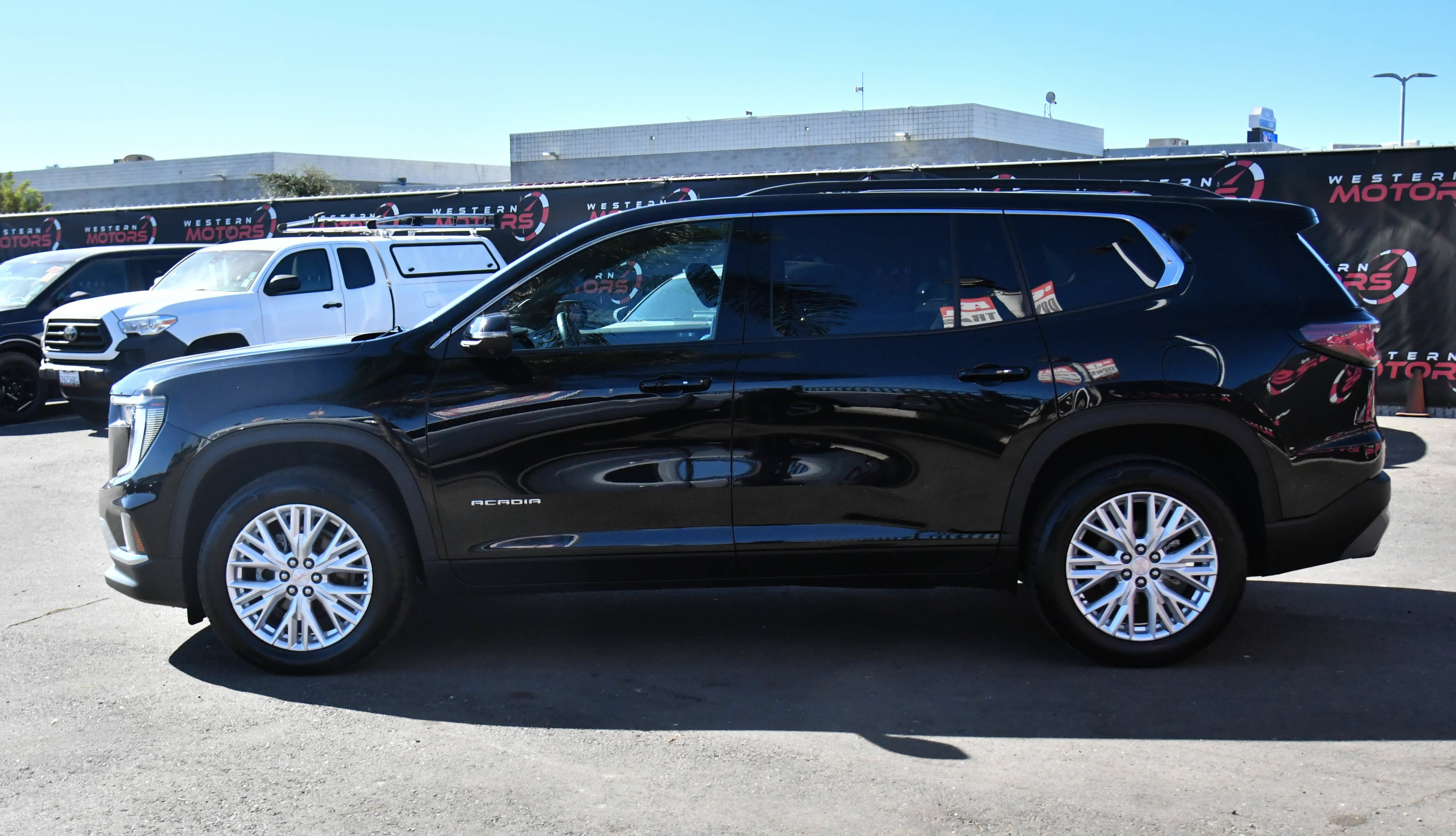 Used 2024 GMC Acadia Elevation AWD/4WD image 4