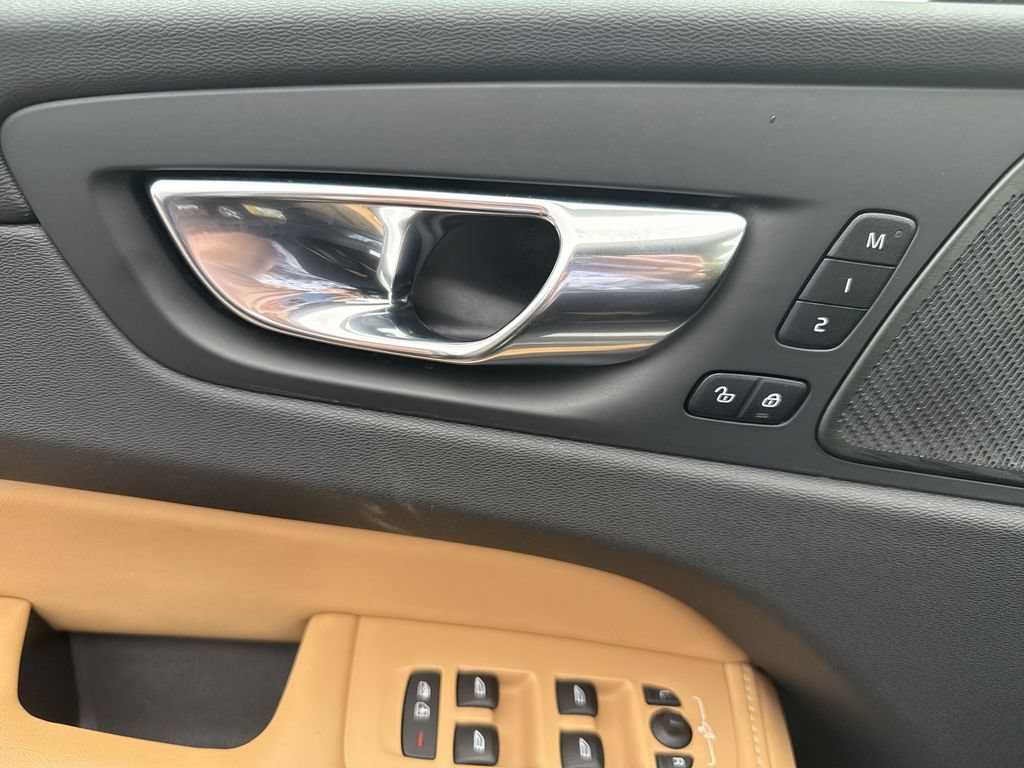 Used 2023 Volvo XC60 B5 Ultimate w/ Climate Package FWD image 30