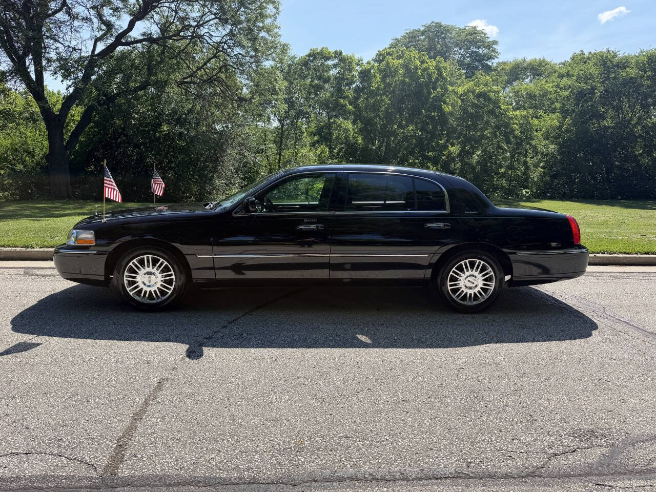 Used 2006 Lincoln Town Car Signature L RWD image 2