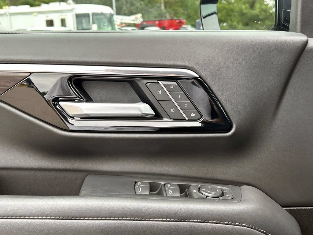 Used 2025 Chevrolet Tahoe Z71 AWD/4WD image 15
