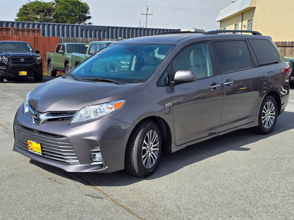 Used 2020 Toyota Sienna XLE image 2