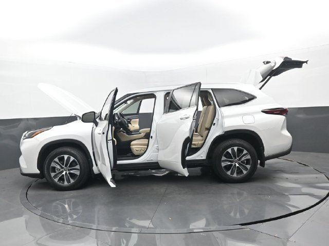 Used 2024 Toyota Highlander XLE AWD/4WD image 36