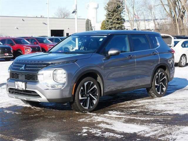 Used 2023 Mitsubishi Outlander SE image 3