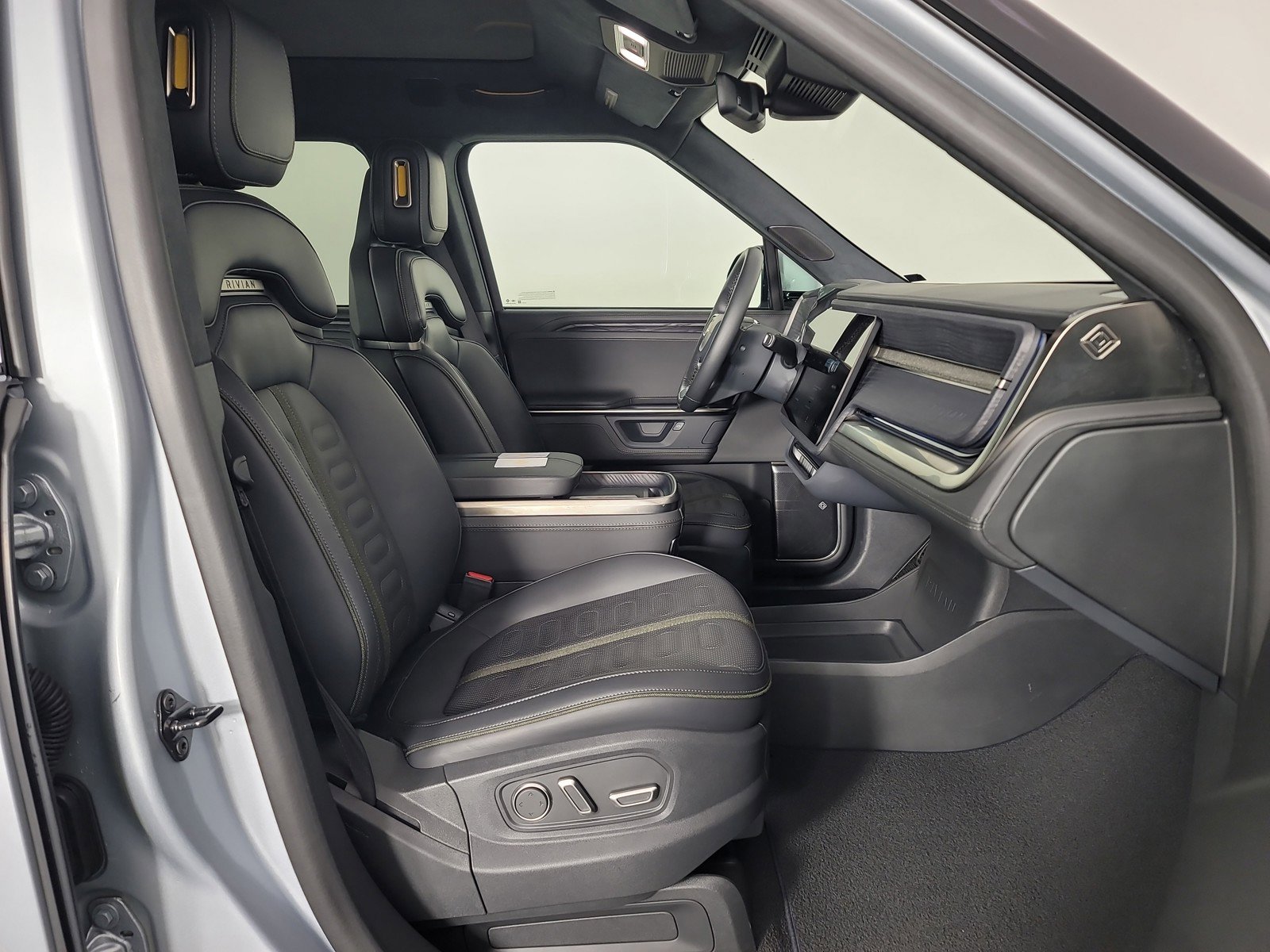 Used 2025 Rivian R1T Adventure image 23