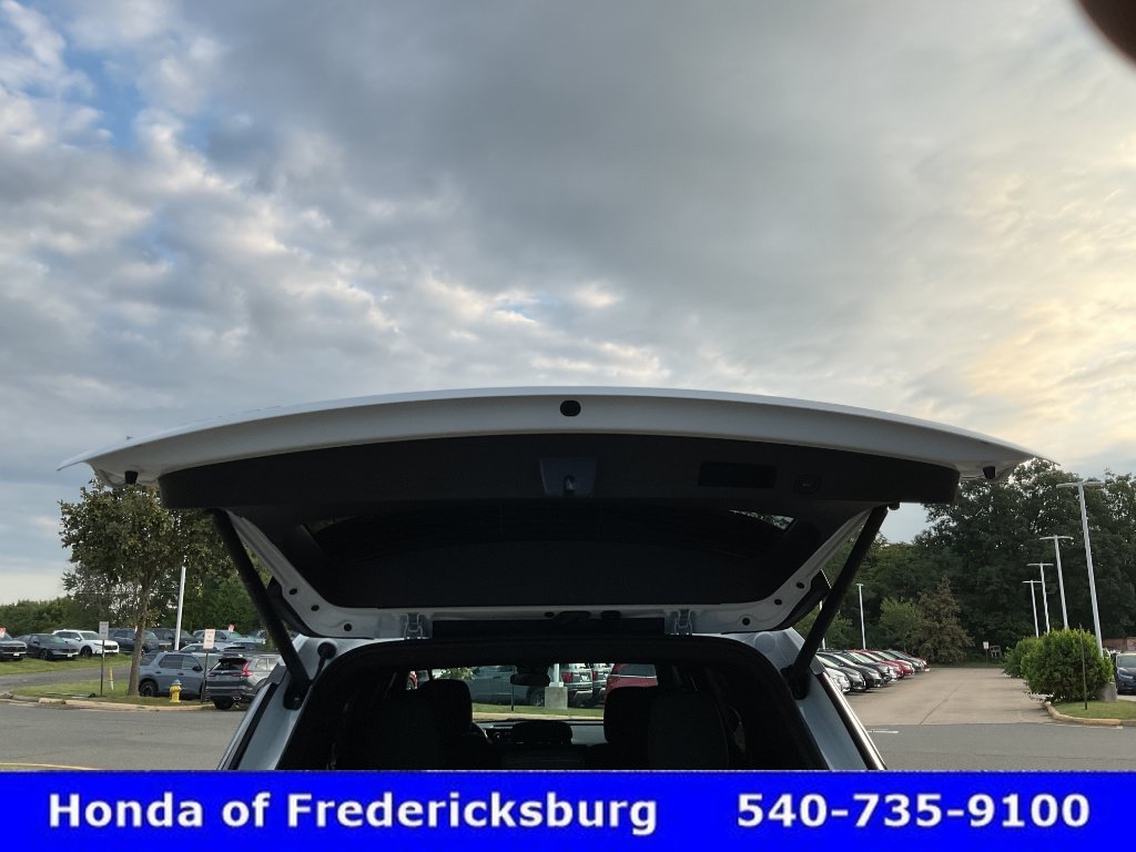Used 2025 Chevrolet Traverse LT FWD image 16