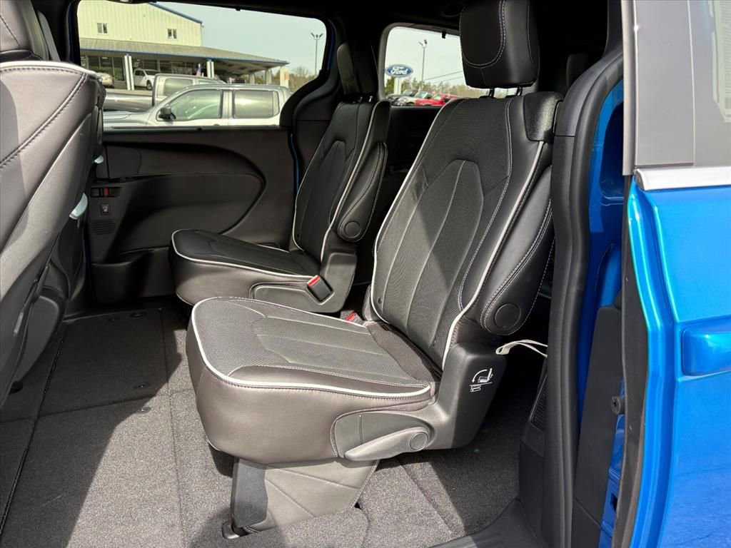 New 2026 Chrysler Pacifica Limited w/ Uconnect Theater Family Group image 17