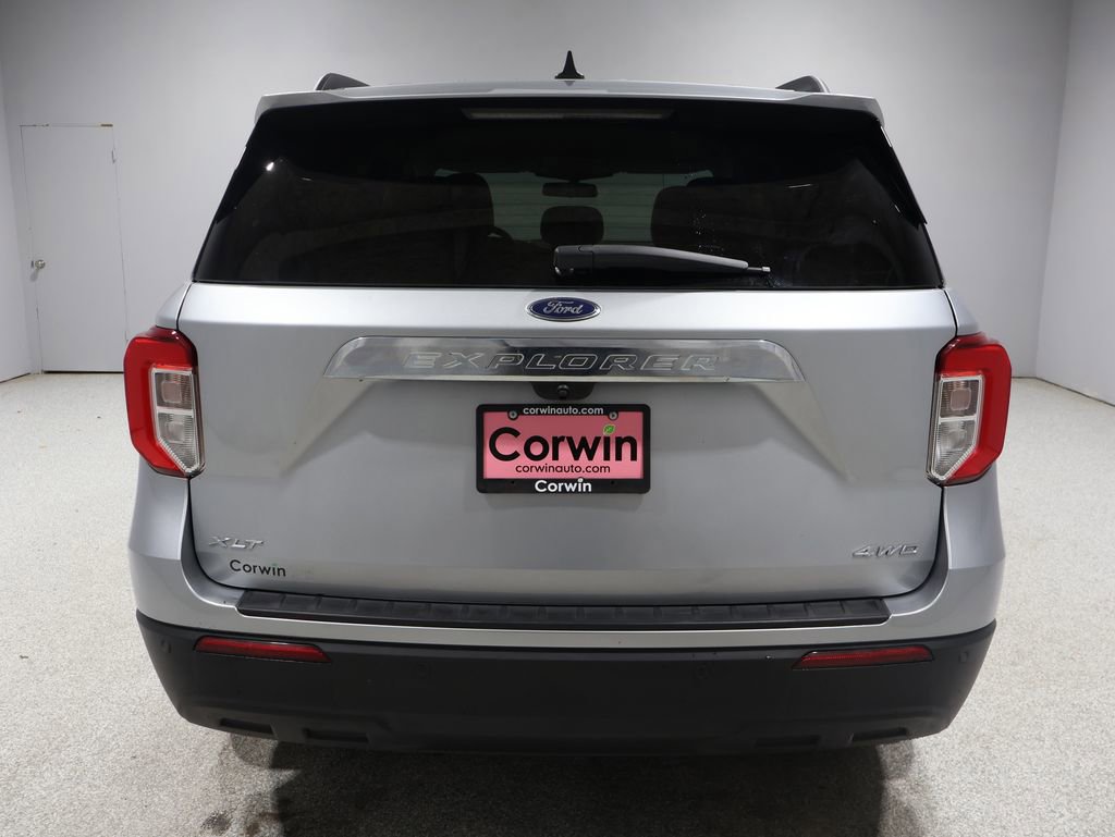 Used 2022 Ford Explorer XLT image 3
