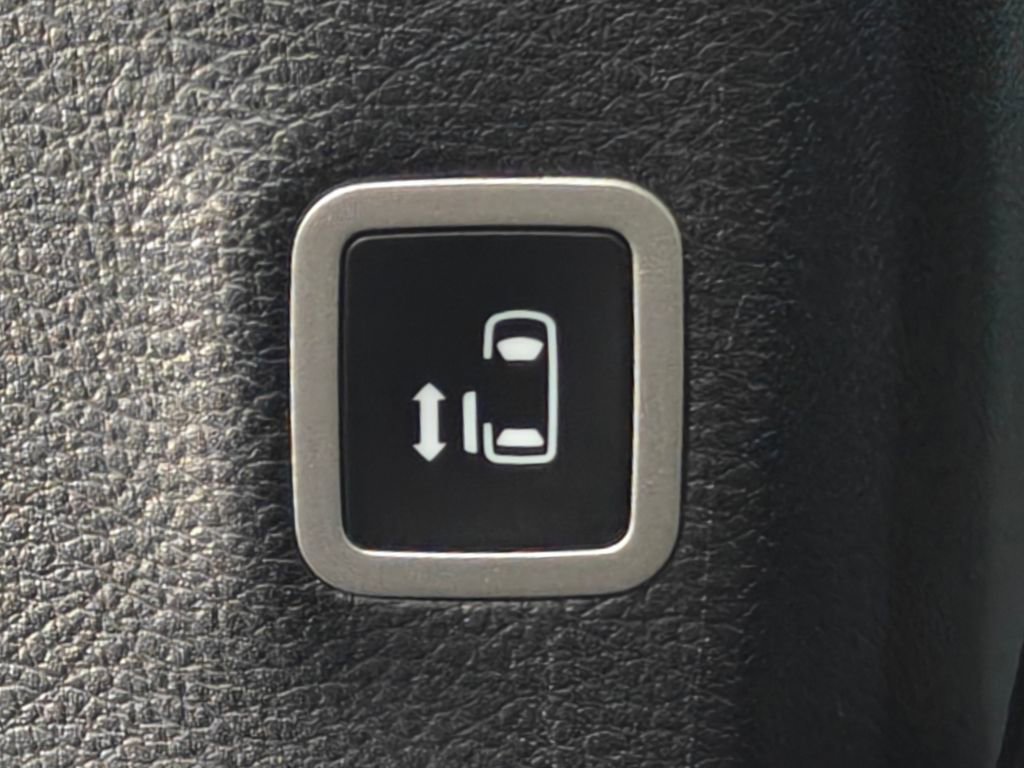 Used 2025 Chrysler Pacifica Limited image 65