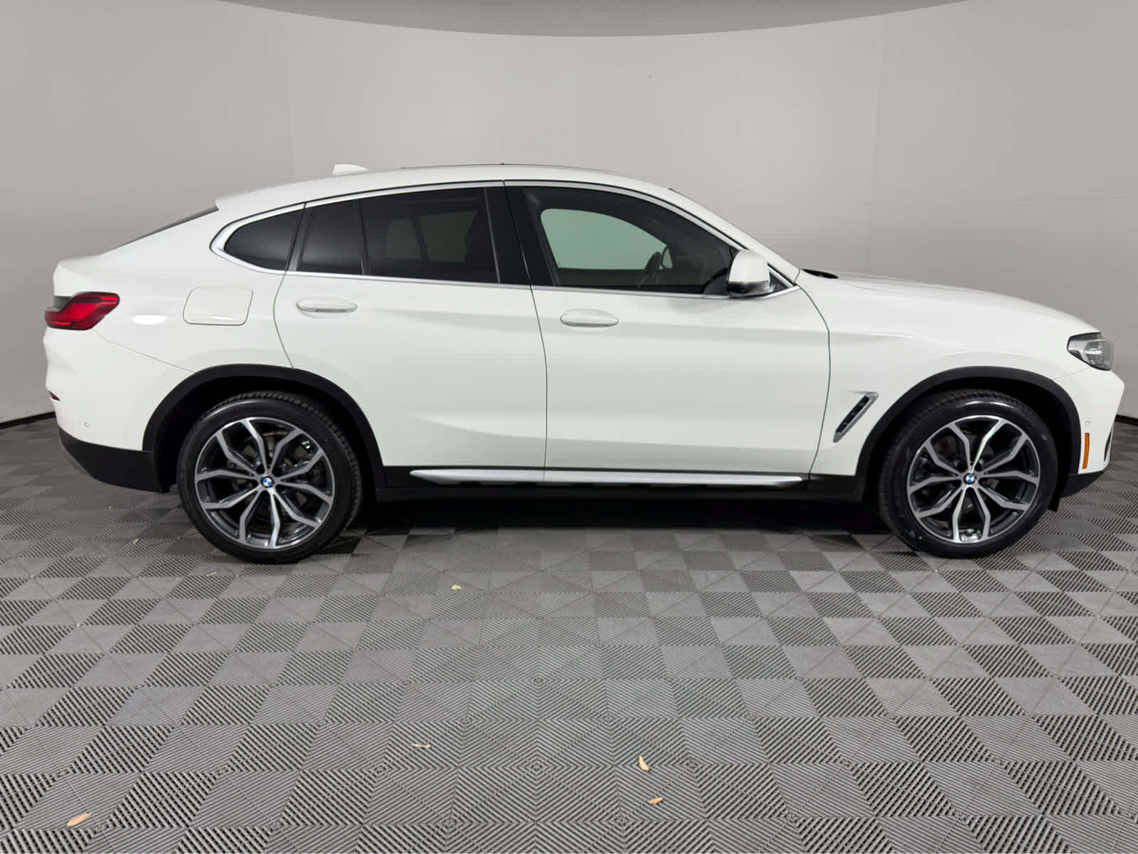 Used 2023 BMW X4 xDrive30i w/ Parking Assistance Package AWD/4WD image 2