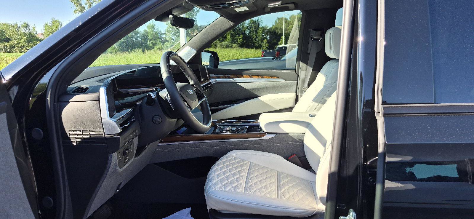 Used 2025 Cadillac Escalade ESV Sport Platinum w/ LPO, Floor Liner Package AWD/4WD image 6