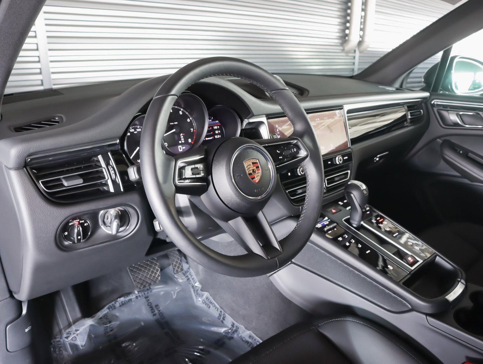 Used 2025 Porsche Macan image 4